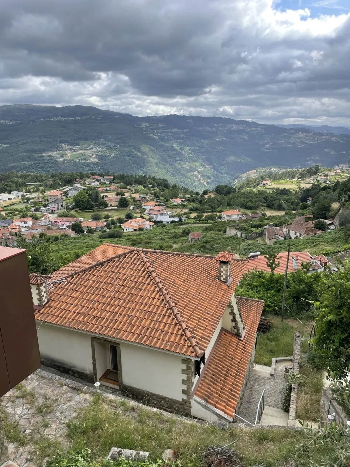 Het hoofdhuis met de groene heuvels van Noord-Portugal op de achtergrond